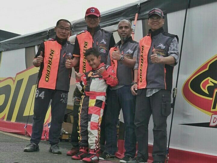 Qarrar Firhand bersama pelatih dan official tim dari Indonesia. 
