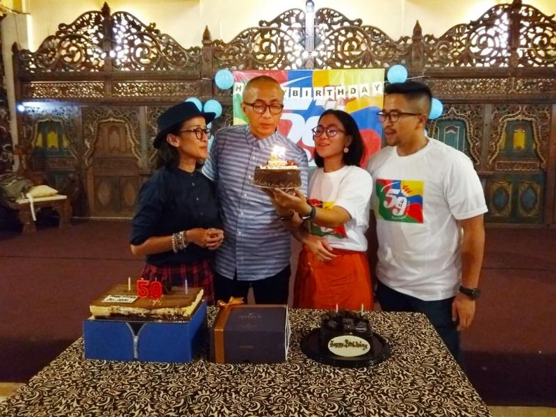 Perayaan ulang tahun ke-59 ini juga ditandai seremoni pemotongan kue yang didampingi keluarga inti, yakni istri serta putra dan putri Dani Sarwono. (anto)  
