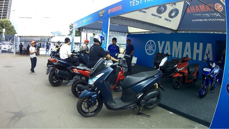 Selain ketiga skutik yang bisa dicoba tersebut, ada juga tiga motor Yamaha lain yang khusus menjadi display di tenda area test ride ini. (anto) 