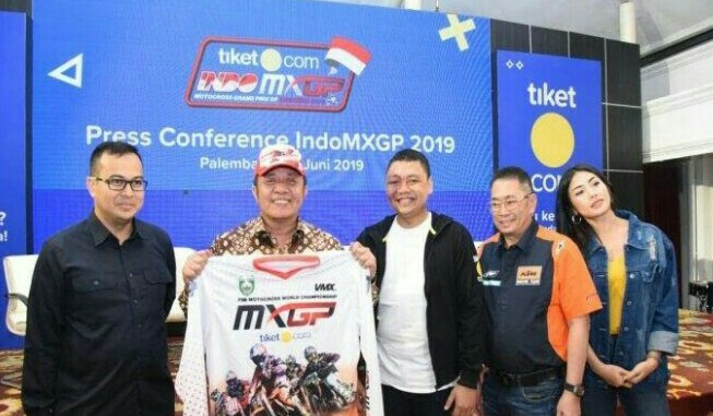 Gubernur Sumsel Herman Deru dengan official tshirt MXGP bersama bos tiket.com