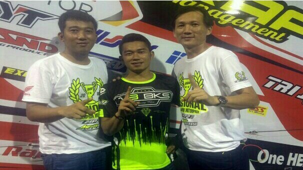Fitriansyah Kete bersama Rudy Hadinata, bos tim Trijaya Bandung. (foto : ME) 