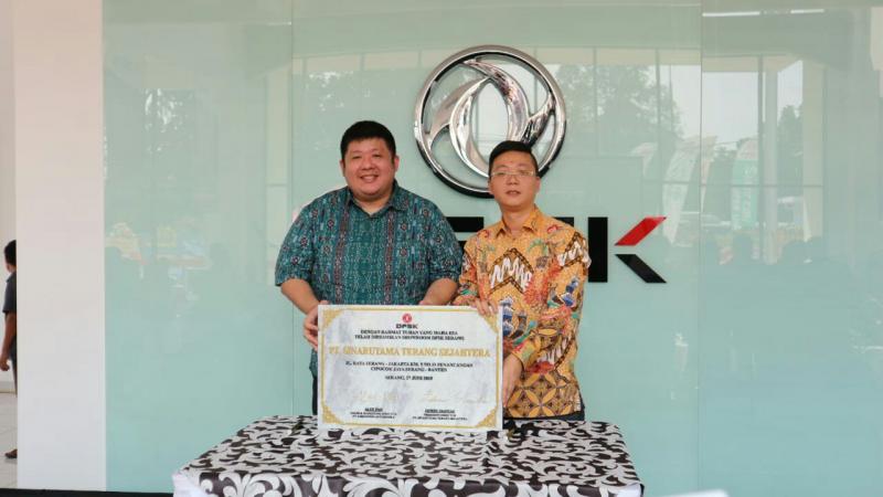  Edwin Siantar Owner PT Sinar Utama Trans Sejahtera dan Edward Deng - Sales Dept Head PT Sokonindo Automobile. 