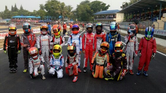Pegokart kelas Mini dan Cadet foto bersama sebelum sesi final, tradisi baru yang menarik. (foto : bs) 