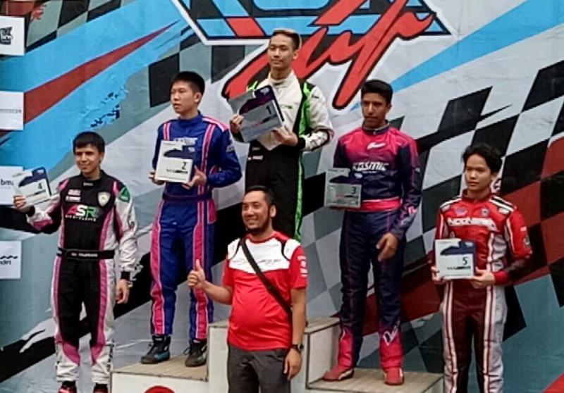 Pengelola SIKC Kemas Haikal bersama para juara kelas Senior. (foto : bs) 