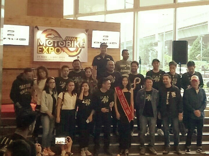 Presdir PT Dyandra Promosindo Hendra Noor Saleh bersama skuad milenial Dyandra Promosindo. (foto : bs)