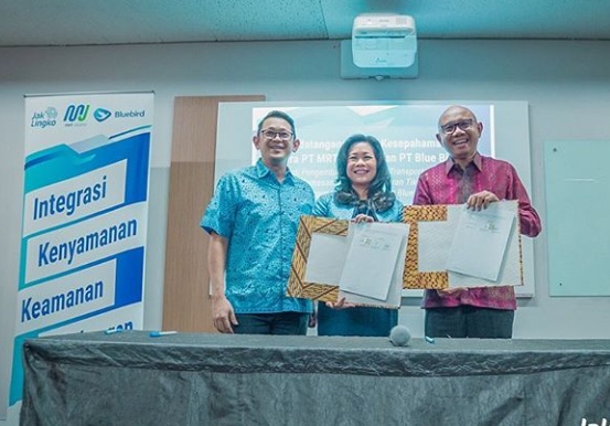Penandatanganan dilakukan langsung oleh Direktur Utama PT MRT Jakarta, William Sabandar, dan Direktur Utama PT Blue Bird Tbk, Noni Sri Ayati Purnomo. (mrtjkt) 