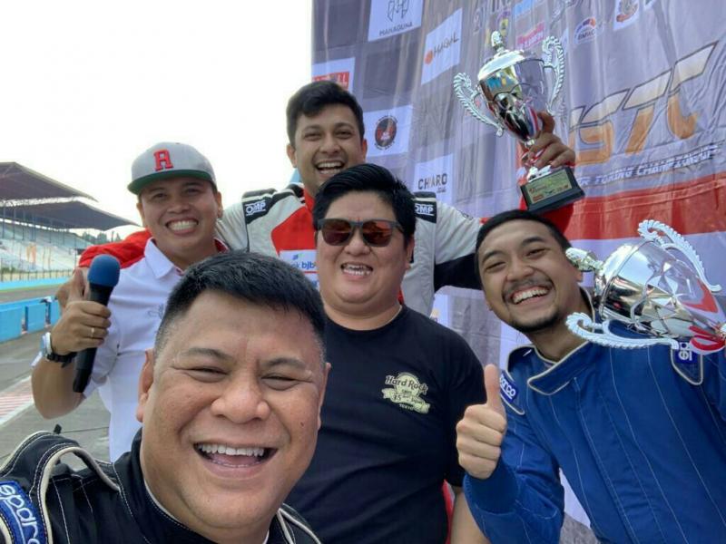 Umar Basalamah (belakang, pegang piala) bersama promotor JSTC Ferry Yanto Hongkiriwang & Tomi Hadi