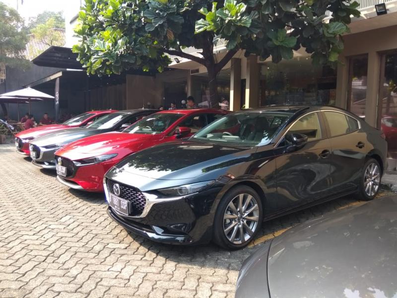 Meski saling berbagi nama sebagai Mazda 3, namun kedua model hatchback dan sedannya menawarkan kepribadian yang berbeda. (anto).