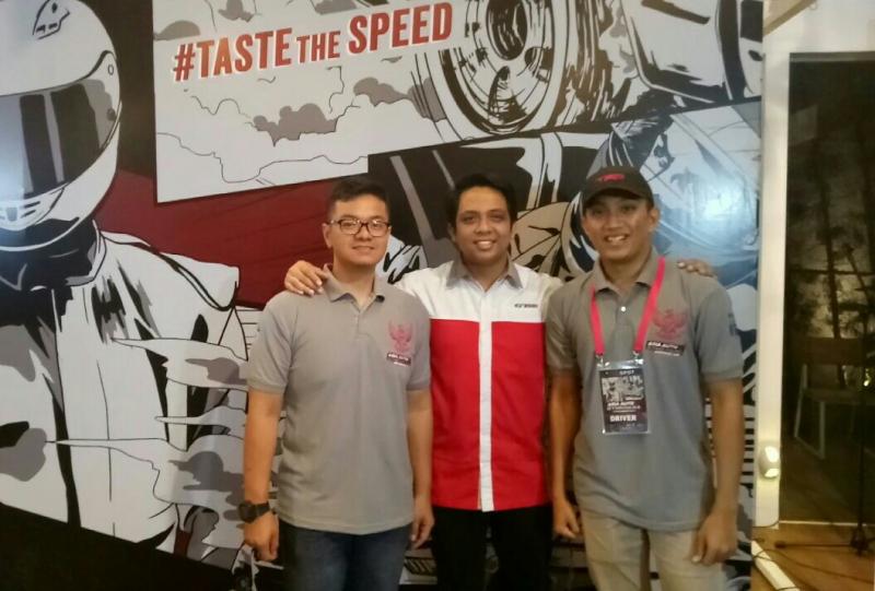Rizki Andromerdi dari GT Radial diantara Anjasara Wahyu & Demas Agil. (foto : bs) 