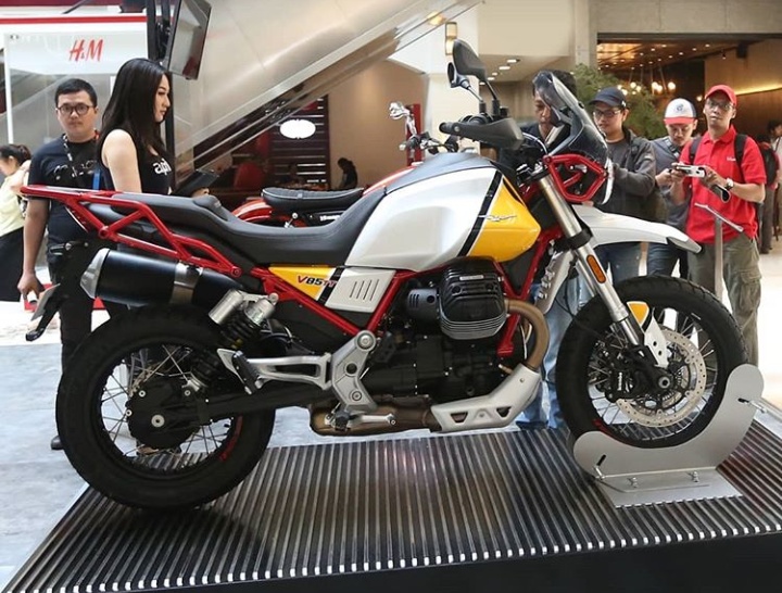 V85TT memadukan gaya klasik dunia off-road dengan elemen teknologi canggih seperti cluster instrumen digital dan pencahayaan LED. (motoguzzi_id).