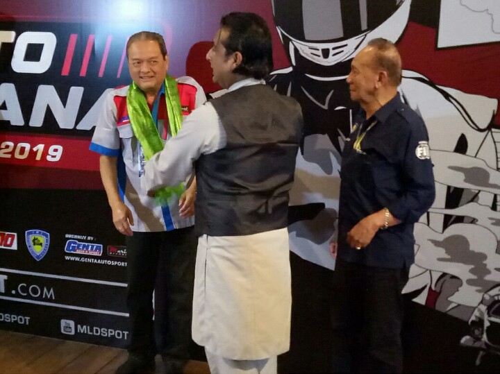 Tjahyadi Gunawan mendapat cendera mata dari kontingen AAGC Nepal. (foto : bs) 
