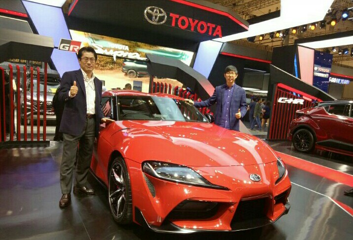 Anton Jimmi Suwandy, Kazunori Minamide dan Toyota GR Supra di booth Toyota GIIAS 2019