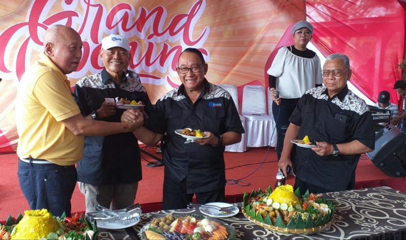 Jenderal Purn Roesmanhadi menyerahkan potongan tumpeng kepada H.Tinton Soeprapto di grand launching IMBI Jadoel Socafetaria 