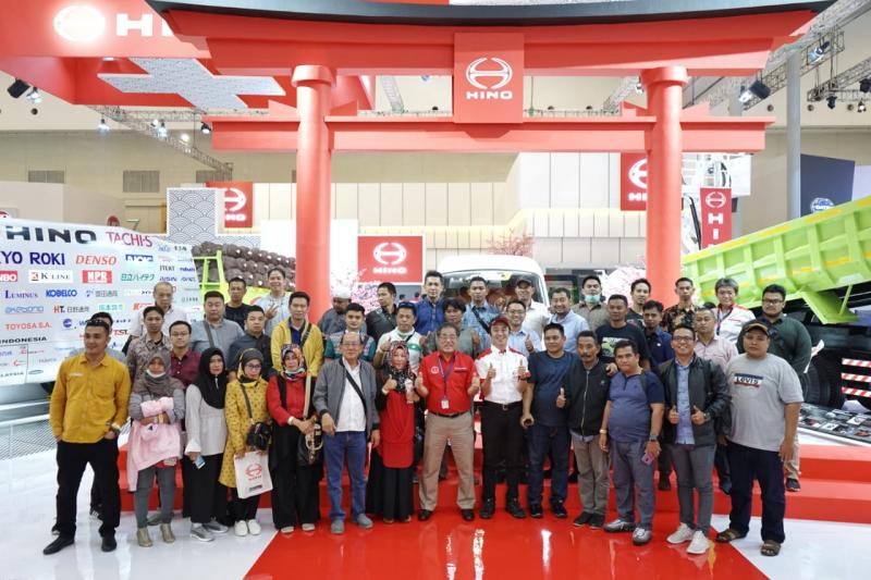 Teruhito Sugawara Bersama Customer Hino dan Pengunjung di GIIAS 2019. (dok. Hino) 