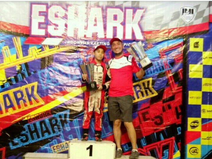 Kemas Haikal & Maalik Bintang Alisyahbana di podium kejuaraan gokart. 