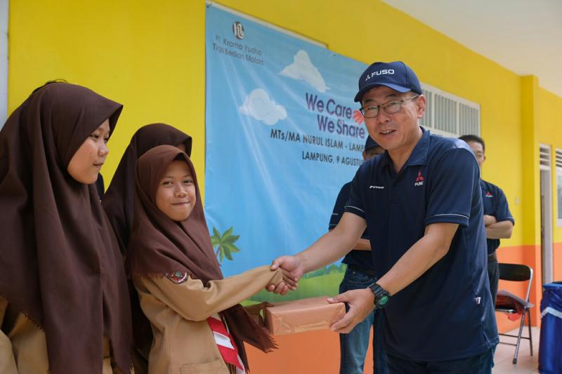 Atsushi Kurata berikan bantuan kepada siswi MTS Nurul Islam di Rajabasa, Lampung Selatan