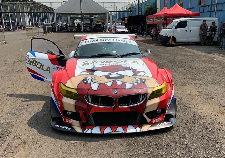 Livery paduan warna merah dan biru dan diimbuhi gambar tokoh kartun ikonik Tazmanian Devil dari Looney Toons ukuran besar di kap motor dan kap bagasinya. (dok. Budiyanto) 