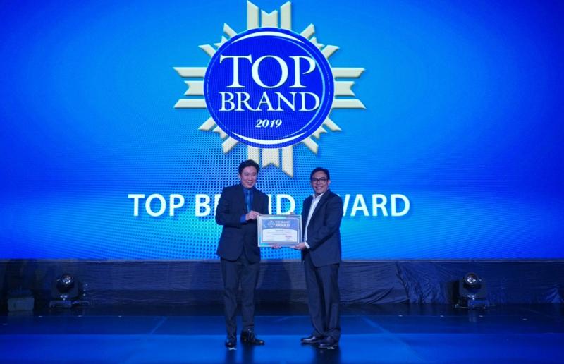 Penghargaan Top Brand Award 2019 diterima langsung oleh Martogi Siahaan, Chief Executive Auto2000 (kanan). (dok. Auto2000)