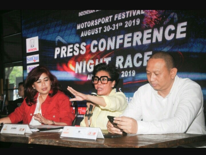 Lola Moenek (tengah) bersama Vivi Montolalu dari ABM Enterprise dan Anondo Eko Ketum IMI DKI
