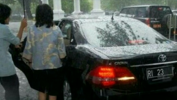 Toyota Crown Royal Saloon G era SBY yang masih dipakai para menteri kabinet Jokowi - Kalla. (foto : ist) 