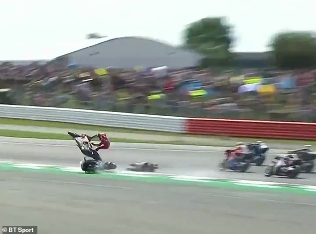 Drama Andrea Dovizioso pada lap pembuka GP Inggris di Sirkuit Silverstone. (Foto: dailymail)
