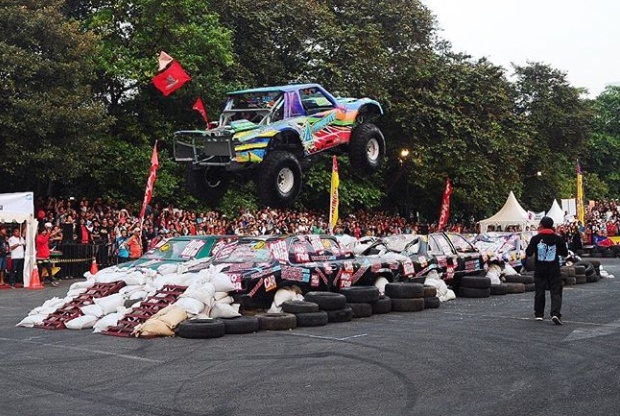 Salah satunya aksi mobil offroad ikonik “Gajah Monster” yang akan kembali memperlihatkan kemampuannya melibas deretan mobil. (dok. Otobursa Tumplek Blek) 