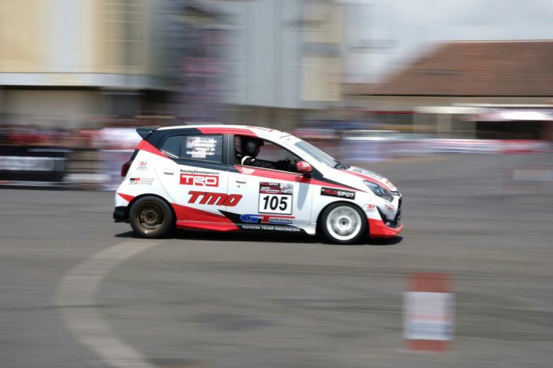 Toyota New Agya lincah bermanuver bersama peslalom TTI di kejurnas slalom Tulungagung