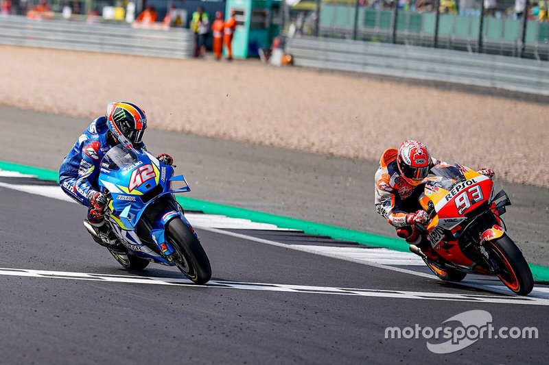 Detik kekaalhan Marc Marquez atas Alex Rins di garis finish GP Inggris. (Foto: motorsport)