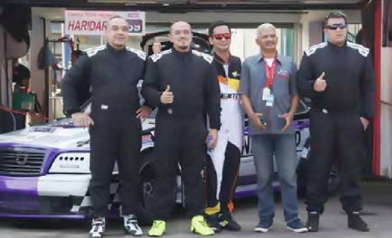 Para pembalap Landy Land Racing Team (wearpack hitam) bersama promotor balap kelas Mercedes-Benz di ISSOM. (dok. Landy Land) 