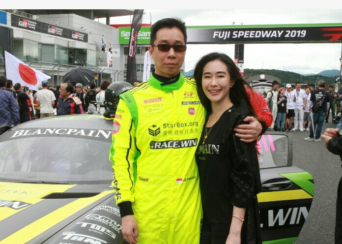 Setiawan Santoso, mendapat suntikan spirit dari sang istri yang setia mendampingi. (foto : aphit m) 