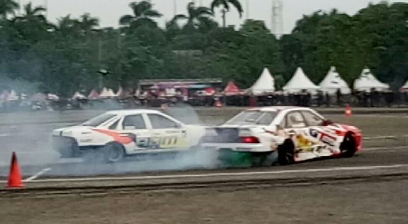 Show tandem Adwitya Amandio dan M Irdham menjadi menu penutup Indonesia Drift Prix 2019. (foto : bs) 