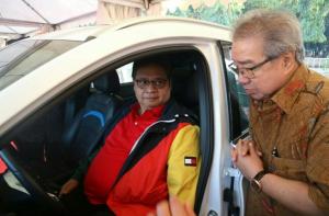 Menpenrin Airlangga Hartarto Sambangi Mobil Listrik DFSK Glory E3