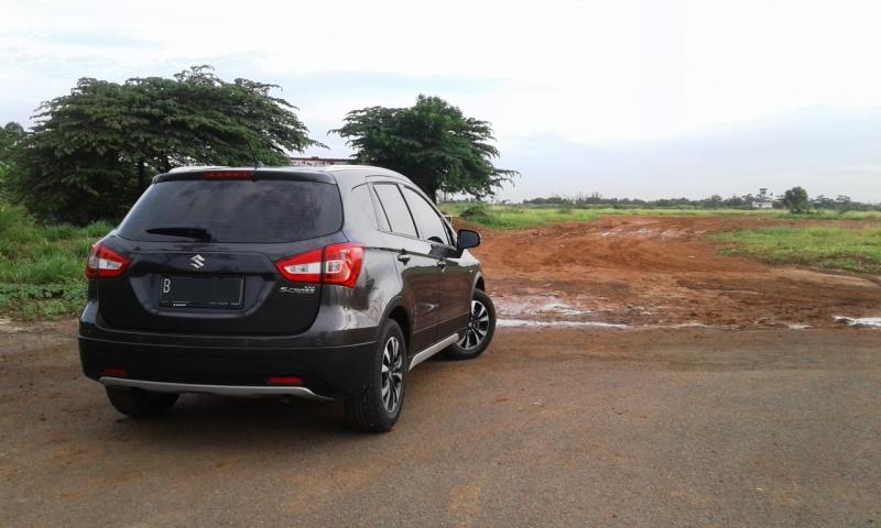 SX4 S-Cross memadukan tiga konsep, yaitu desain yang stylish, ketangguhan berkendara dan nilai premium. (anto) 