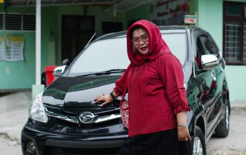 Ibu Syam, kabin lega Daihatsu Xenia memudahkan prosesi melahirkan pasiennya. (ist) 