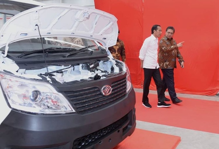 Airlangga Hartarto, Menteri Perindustrian di sela mendampingi Presiden Joko Widodo pada peresmian pabrik PT SMK di Solo, Jawa Tengah, Jumat (6/9/2019).