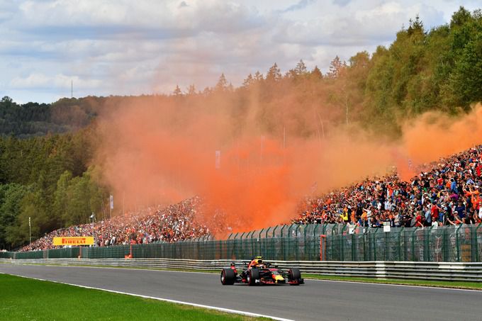Orange Army, fans fanatik Max Verstappen yang hadir kemana pun idolanya bertarung. (Foto: raceexpress)
