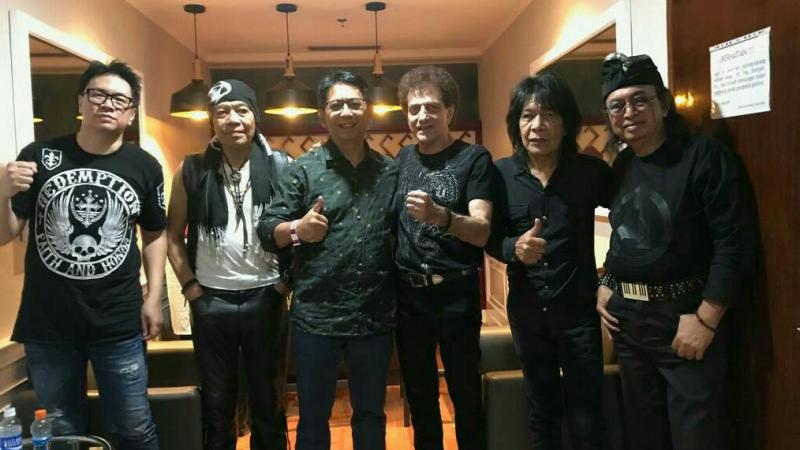 Paul Montolalu (tengah) bersama skuad band legendaris God Bless formasi terkini. 