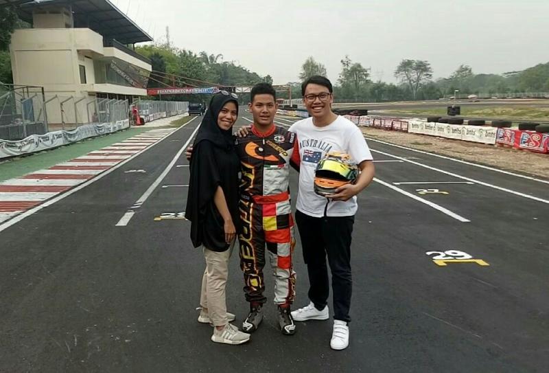M Harits diapit kedua kakaknya di Sentul International Karting Championship