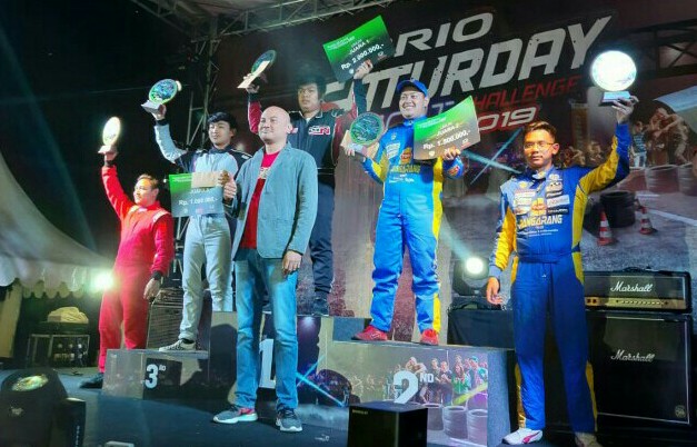 Abghi Rezandi (tengah) bersama juara lainnya didampingi Adhi Parama Sugardha dari PT. Honda Prospect Motor selaku sponsor utama