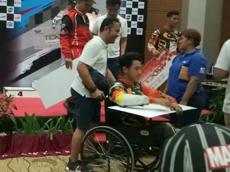 Dio pilih keluar dari perawatan di rumah sakit, karena ingin menerima langsung trofi juara nasional dan tiket ke Italia. (foto : bs) 