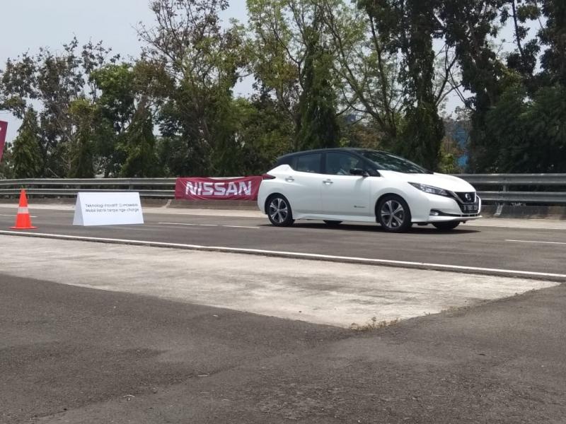 Mobil jenis medium hatchback ini dengan enteng dibejek hingga mencapai kecepatan 100 km/jam. (anto).
