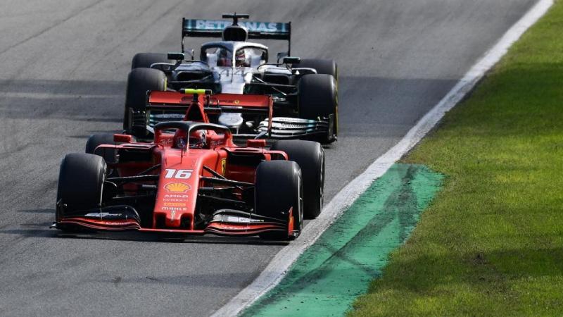 Tekanan Lewis Hamiton (Mercedes) atas local hero Charles Leclerc (Ferrari) tak membuat tifosi marah. (Foto: express)