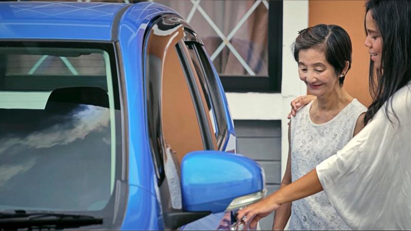 Pemenang Daihatsu Setia Area Kalimantan, Lim Sok Kwang bersama Devi, anaknya. (dok. ADM)