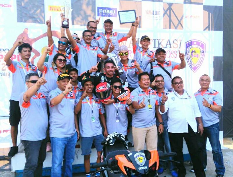 Yudhistira foto bersama kontingen IMI Provinsi DKI usai juara 1 kelas tim U21 ke atas di Sentul kecil. (foto : hadi l) 