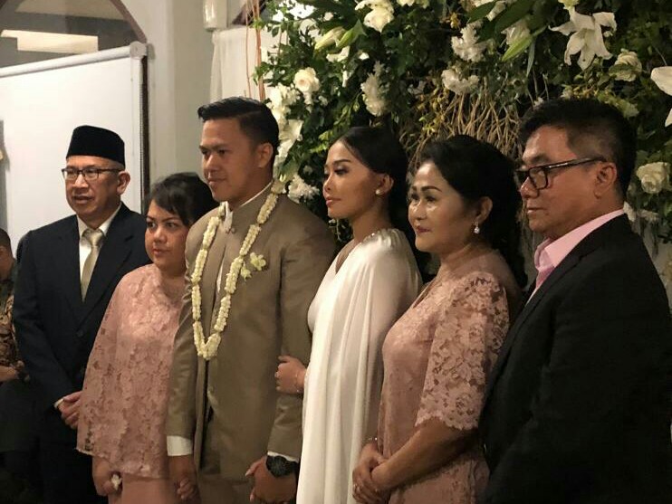 Senna SN dan Puspa Inten Lestari didampingi kedua orang tua di pelaminan