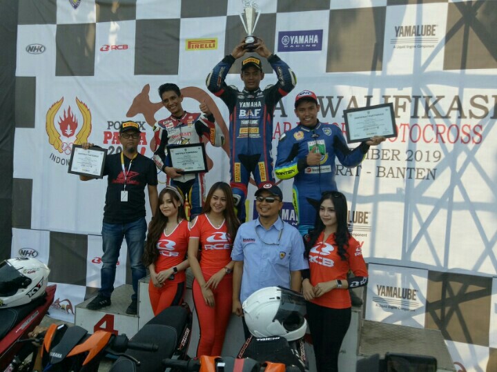 Para juara foto podium bersama Sadikin Aks, Ketua Umum IMI Pusat. (foto : bs) 