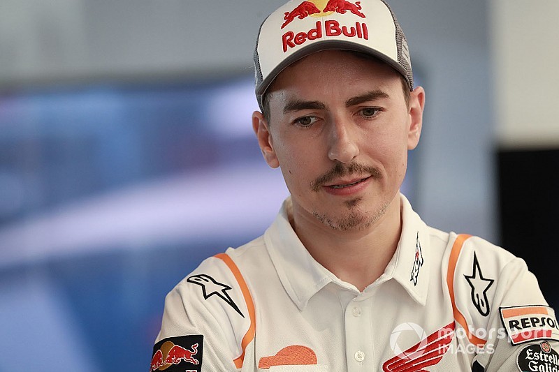 Jorge Lorenzo (Repsol Honda), belum sepenuhnya fit mengikuti laga di GP San Marino. (Foto: motorsport)