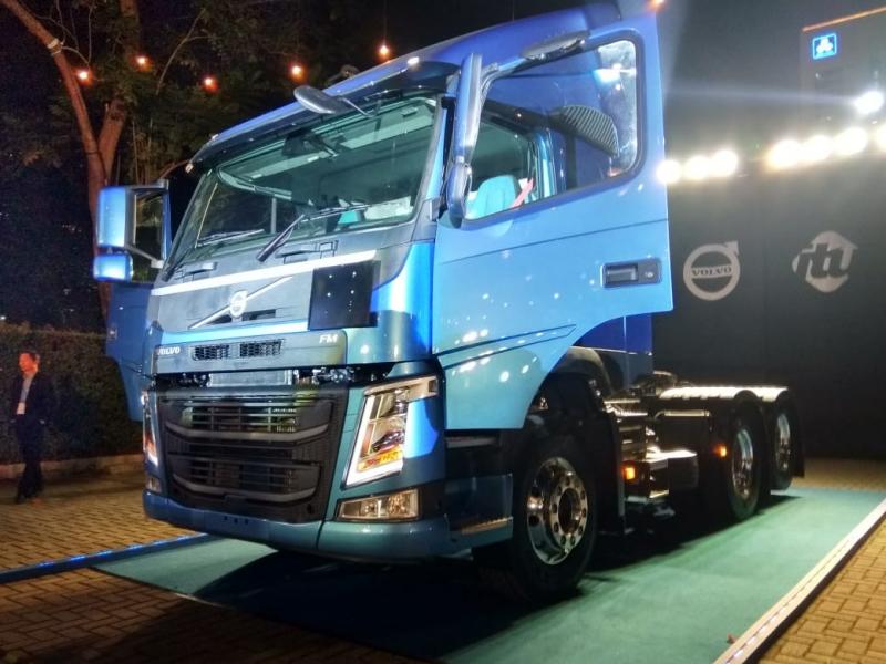 Truk buatan Swedia dengan segenap fitur-fitur canggih ini dijual di angka Rp 1.350.000.000,- dalam kondisi off the road. (anto).