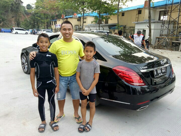 Andy Wibowo bersama Aditya dan Calvin Wibowo, berharap tren positif berlanjut akhir pekan ini di IAME X30 Asia Series, Malaysia