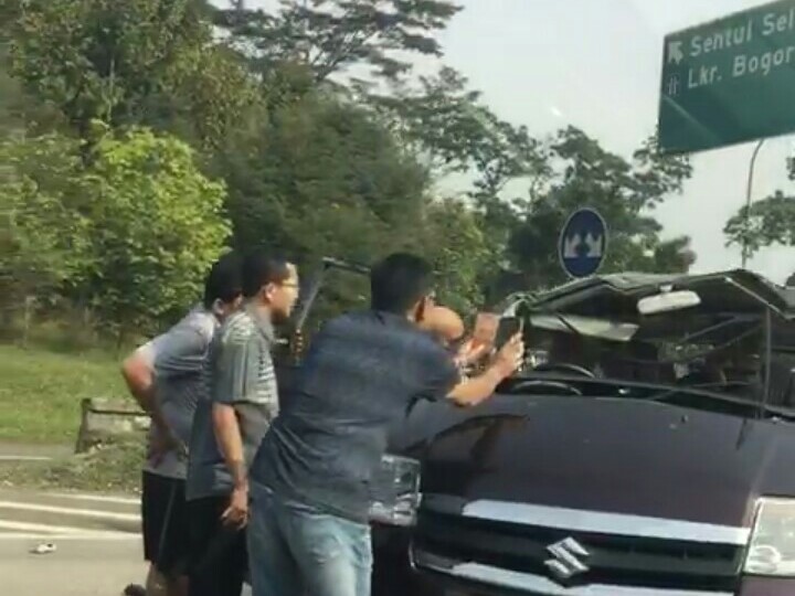 Kecelakaan tunggal sebuah minibus karena pecah ban dan kelebihan penumpang di tol Jagorawi tadi pagi